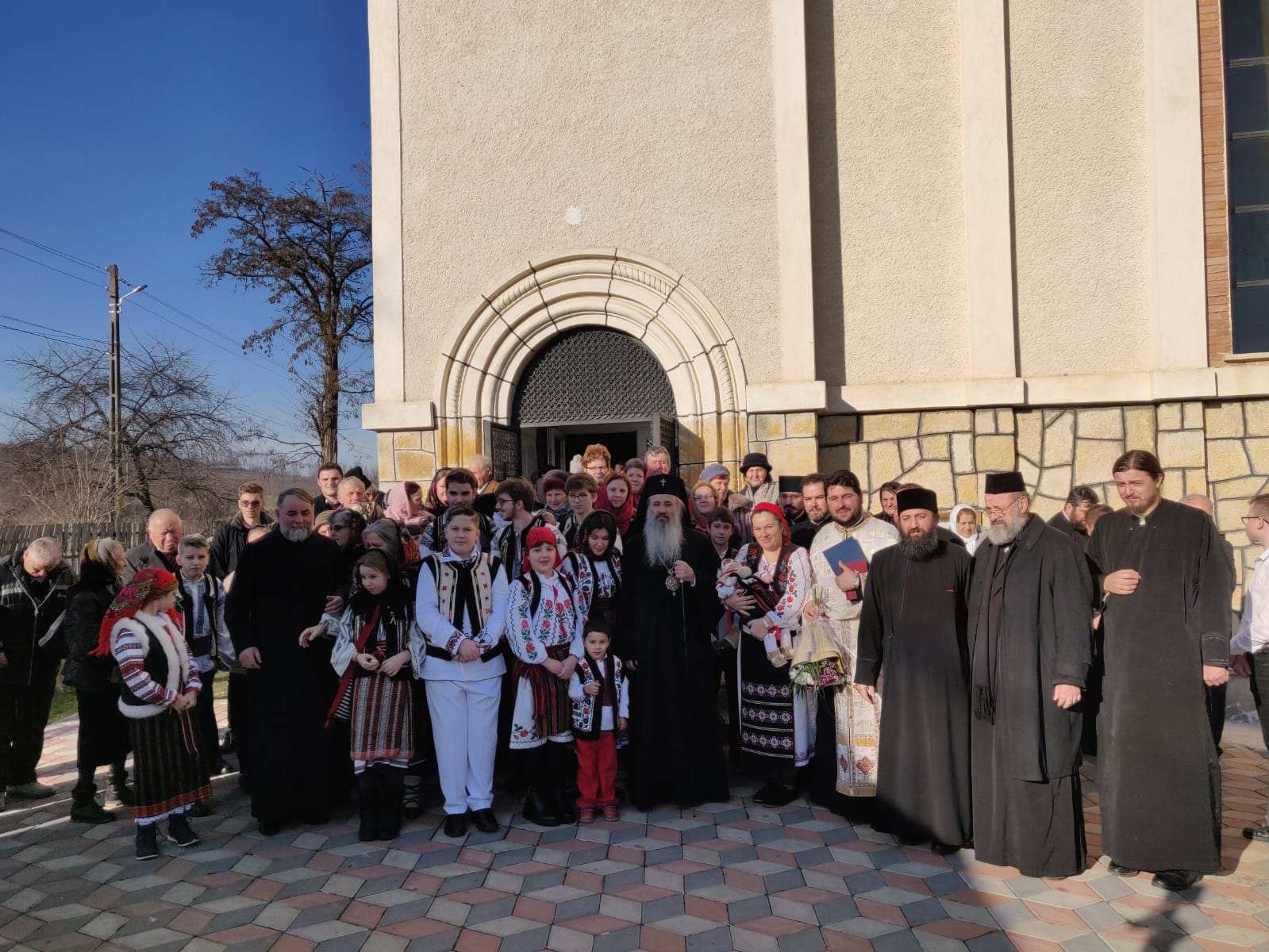 Al cincilea copil al părintelui Iulian Asandei, botezat de IPS Mitropolit Teofan