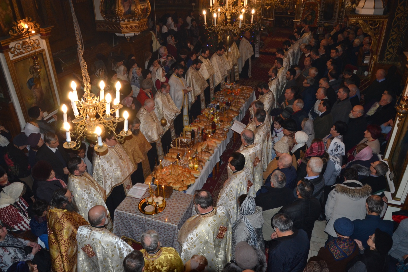 Parohia „Sfântul Ioan Botezătorul” - Mărăței I din Piatra Neamț, în straie de sărbătoare Parohia „Sfântul Ioan Botezătorul” - Mărăței I din Piatra Neamț, în straie de sărbătoare
