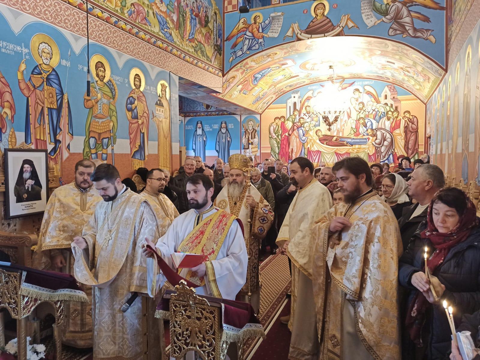 Liturghie arhierească în Parohia Dobrina din Huşi