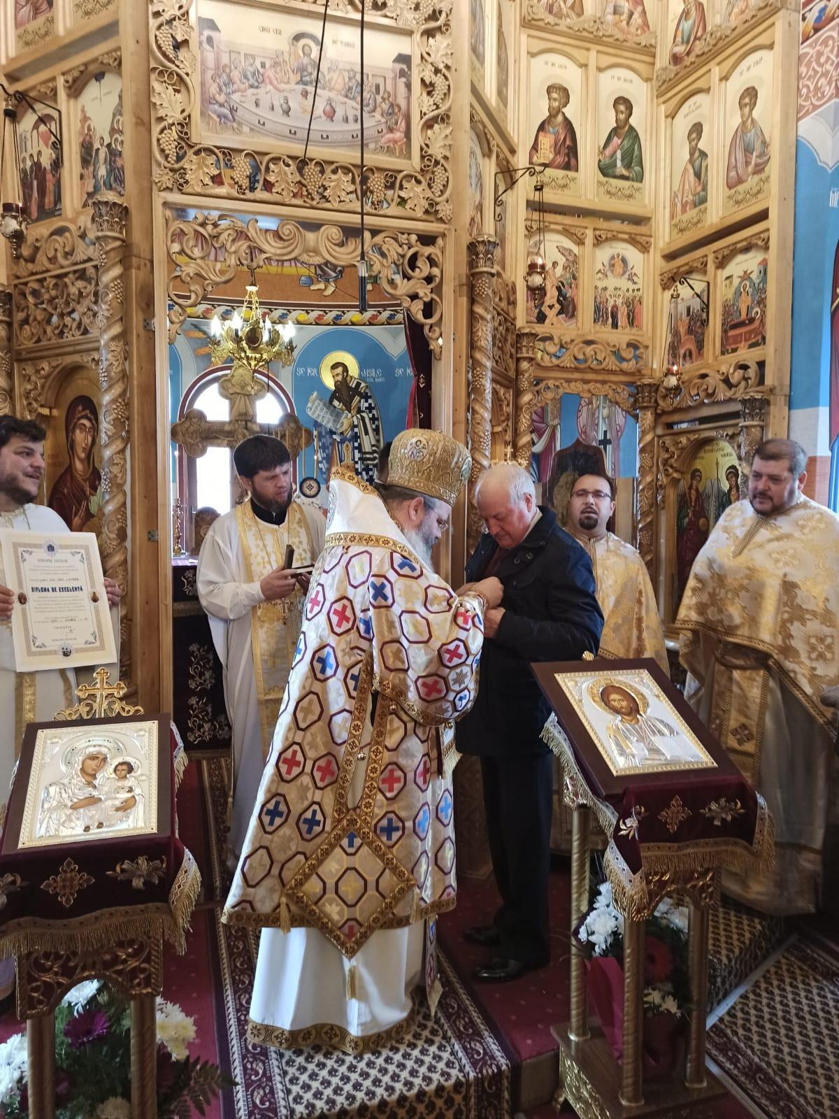 Liturghie arhierească în Parohia Dobrina din Huşi Liturghie arhierească în Parohia Dobrina din Huşi