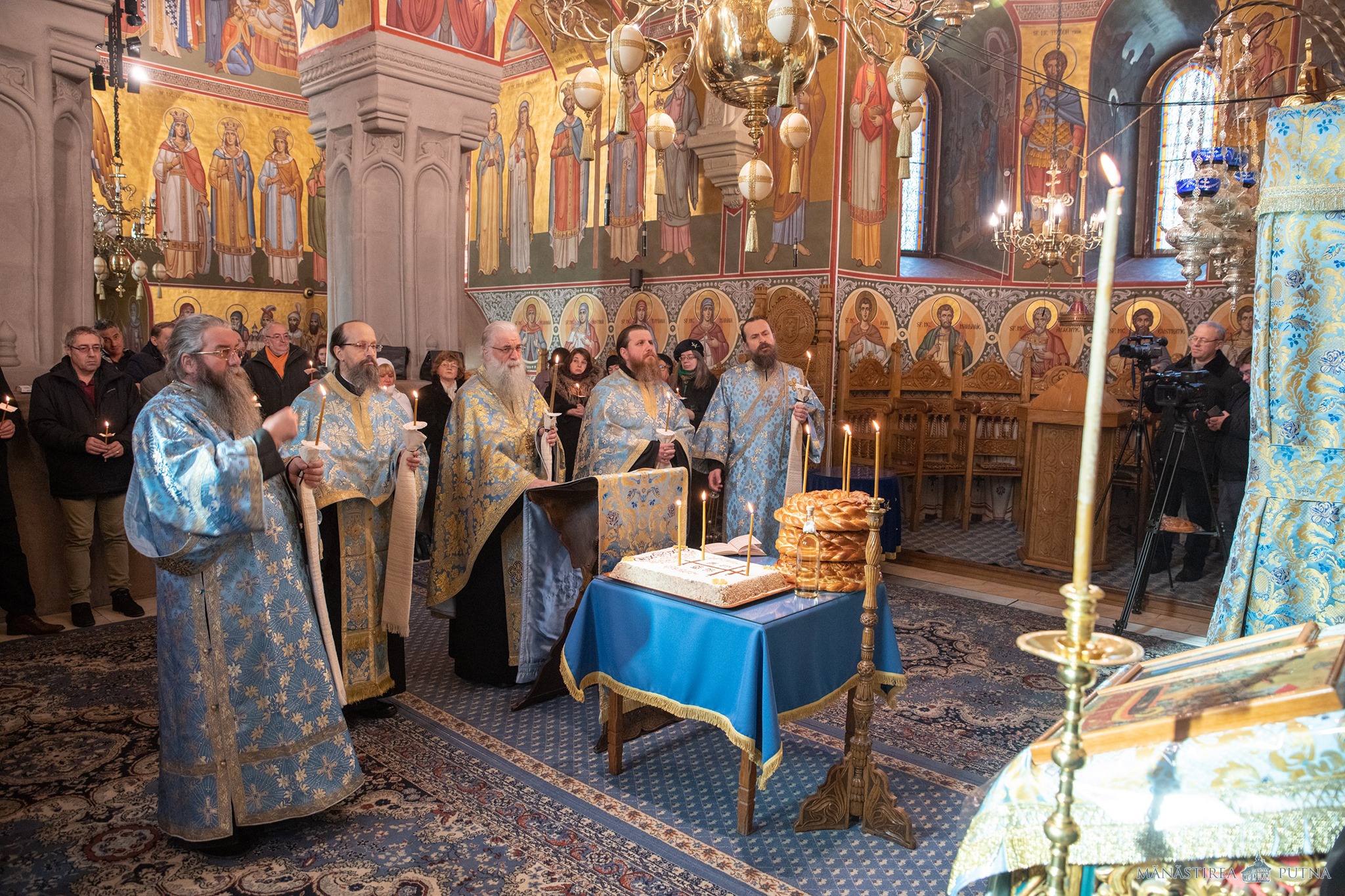 Participanții la Festivalul „Mihai Eminescu” s-au rugat pentru sufletul poetului la Mănăstirea Putna