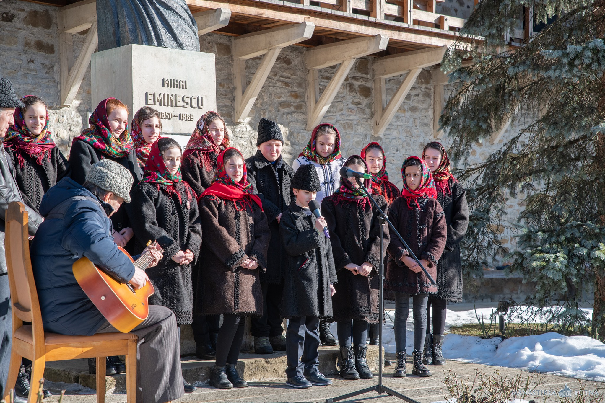 Participanții la Festivalul „Mihai Eminescu” s-au rugat pentru sufletul poetului la Mănăstirea Putna