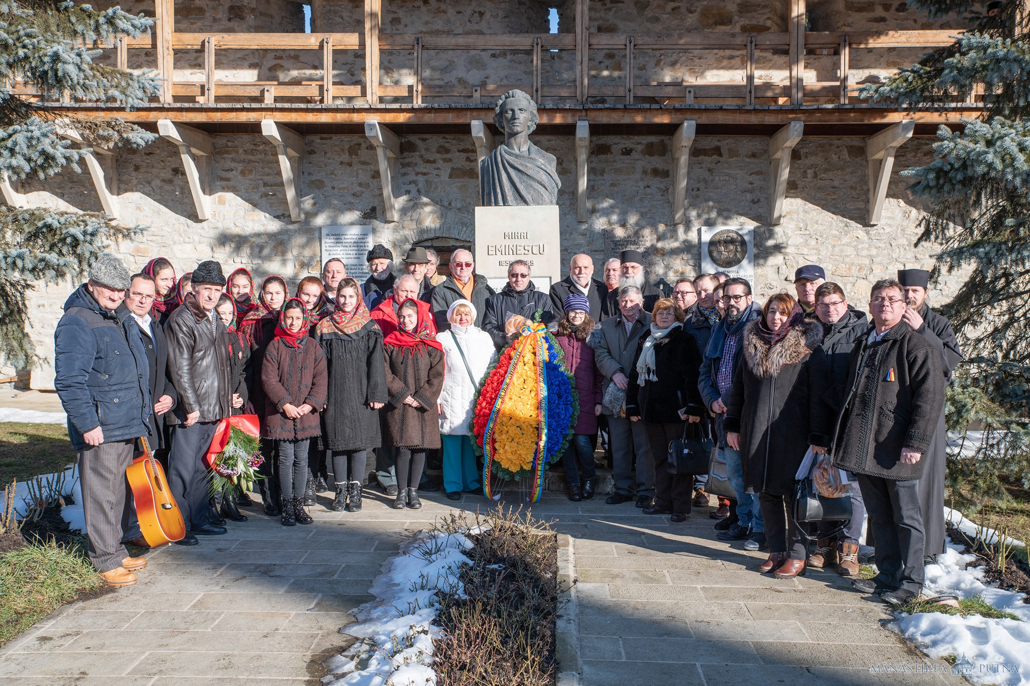 Participanții la Festivalul „Mihai Eminescu” s-au rugat pentru sufletul poetului la Mănăstirea Putna
