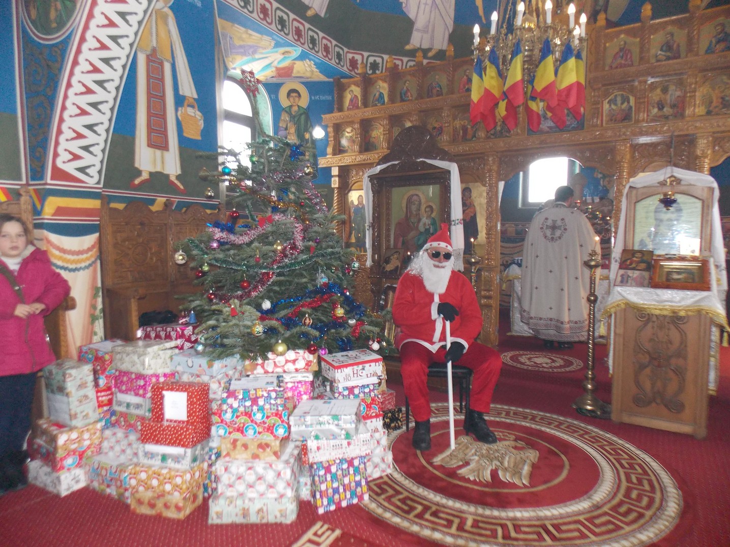 Activități filantropice la parohiile Chișcăreni și Sat Nou: cadouri, alimente, lemne, rechizite și multă dragoste