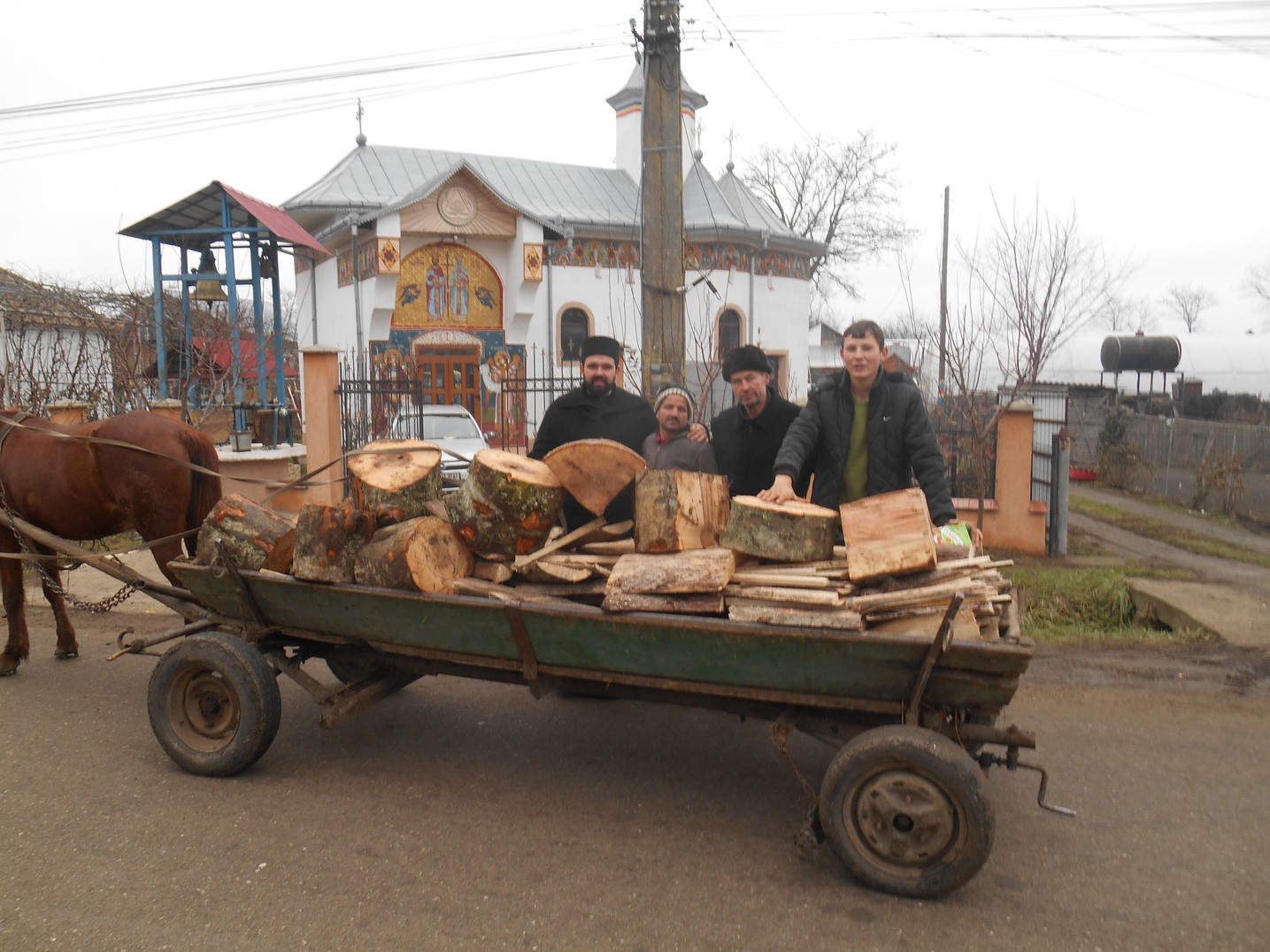 Activități filantropice la parohiile Chișcăreni și Sat Nou: cadouri, alimente, lemne, rechizite și multă dragoste