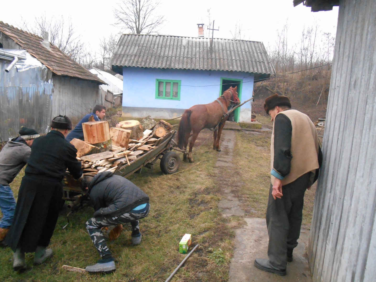 Activități filantropice la parohiile Chișcăreni și Sat Nou: cadouri, alimente, lemne, rechizite și multă dragoste