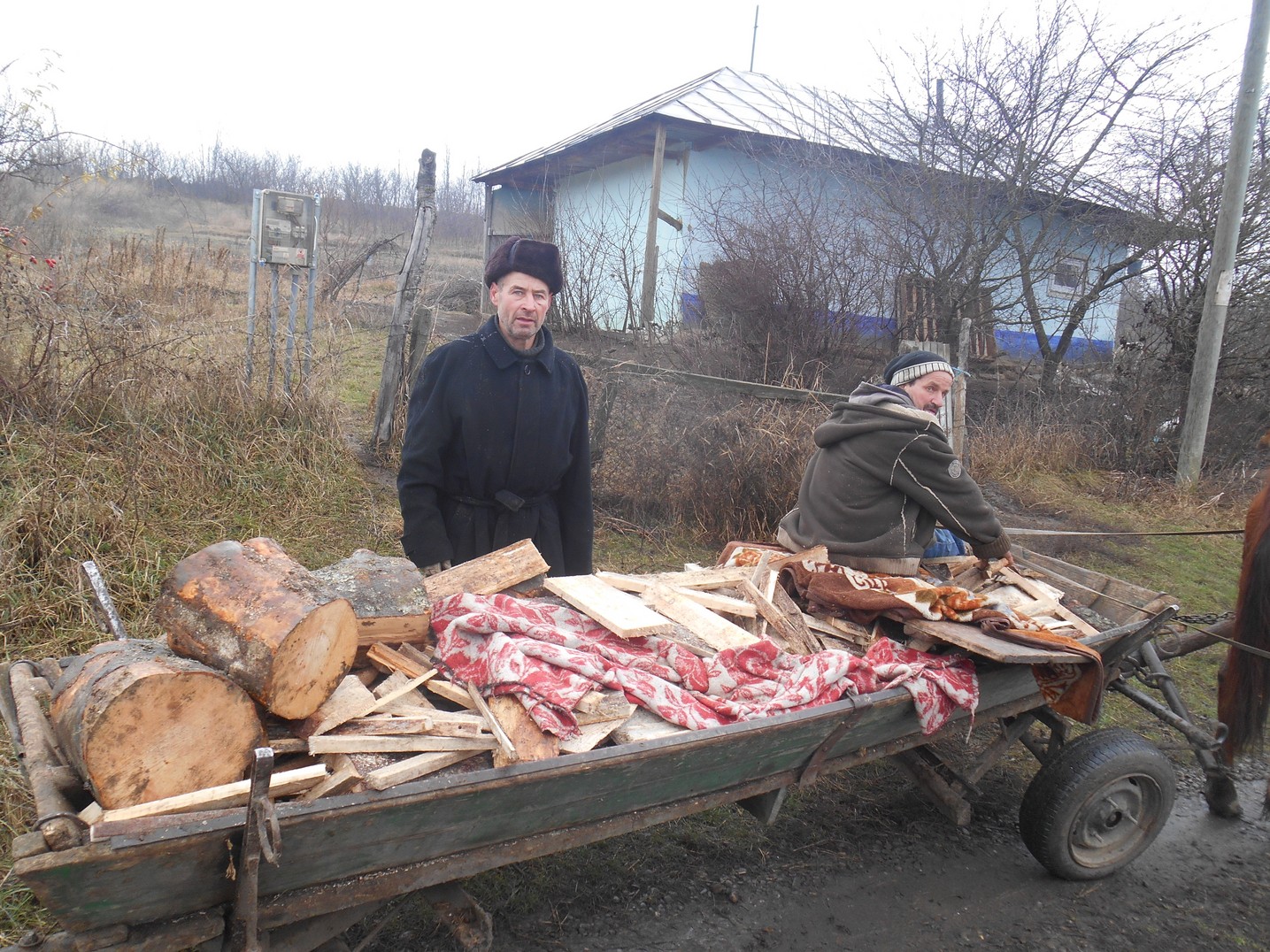 Activități filantropice la parohiile Chișcăreni și Sat Nou: cadouri, alimente, lemne, rechizite și multă dragoste