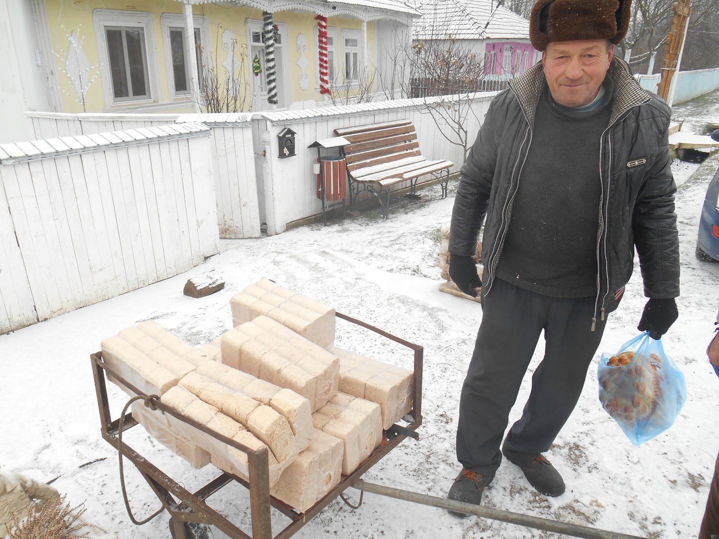 Activități filantropice la parohiile Chișcăreni și Sat Nou: cadouri, alimente, lemne, rechizite și multă dragoste