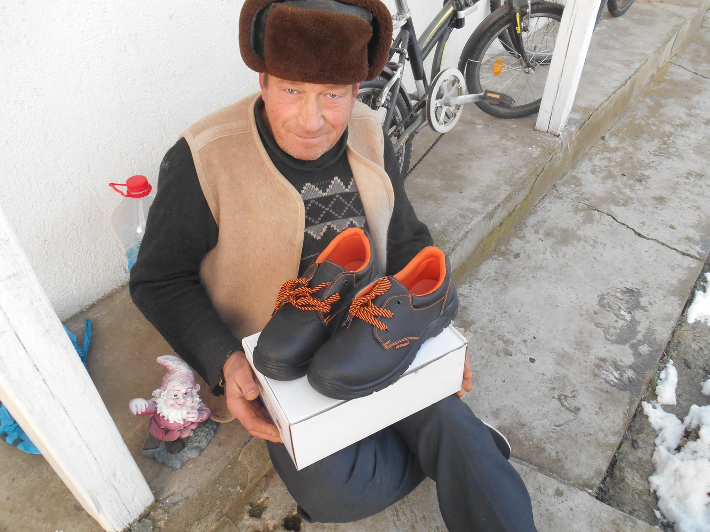 Activități filantropice la parohiile Chișcăreni și Sat Nou: cadouri, alimente, lemne, rechizite și multă dragoste