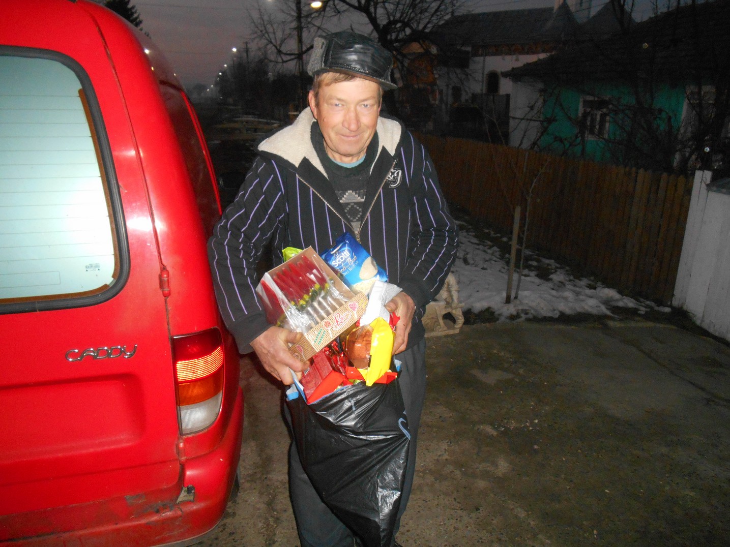 Activități filantropice la parohiile Chișcăreni și Sat Nou: cadouri, alimente, lemne, rechizite și multă dragoste