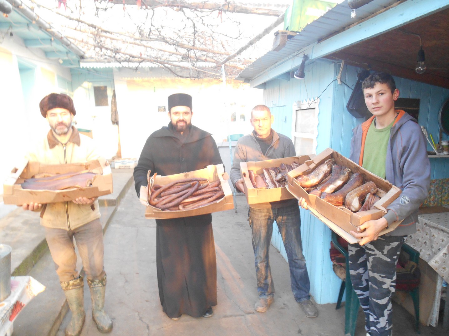 Activități filantropice la parohiile Chișcăreni și Sat Nou: cadouri, alimente, lemne, rechizite și multă dragoste