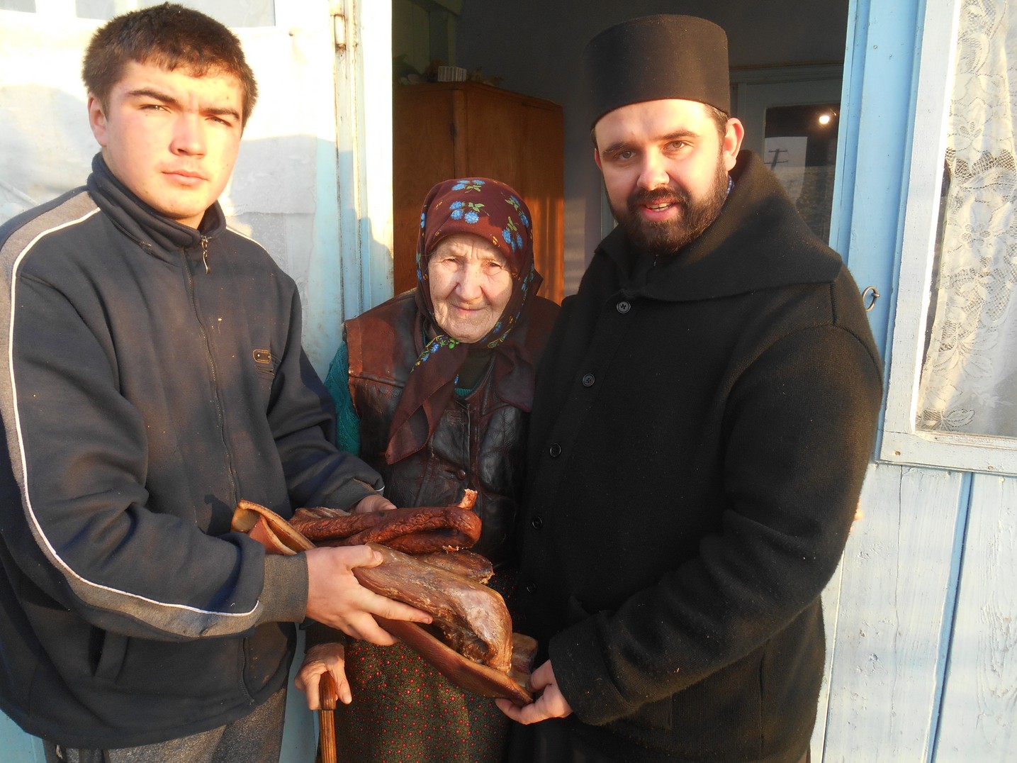 Activități filantropice la parohiile Chișcăreni și Sat Nou: cadouri, alimente, lemne, rechizite și multă dragoste