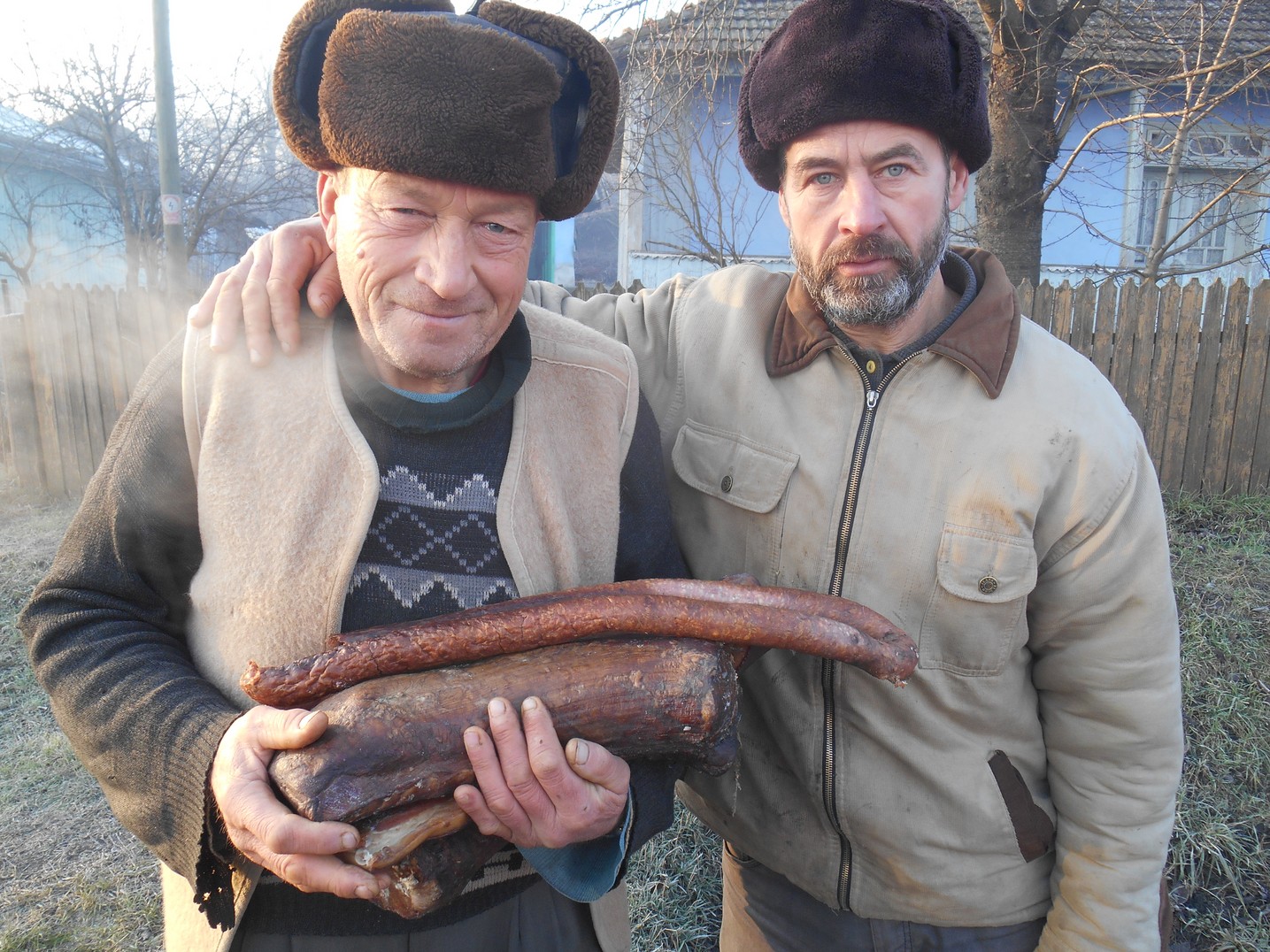 Activități filantropice la parohiile Chișcăreni și Sat Nou: cadouri, alimente, lemne, rechizite și multă dragoste