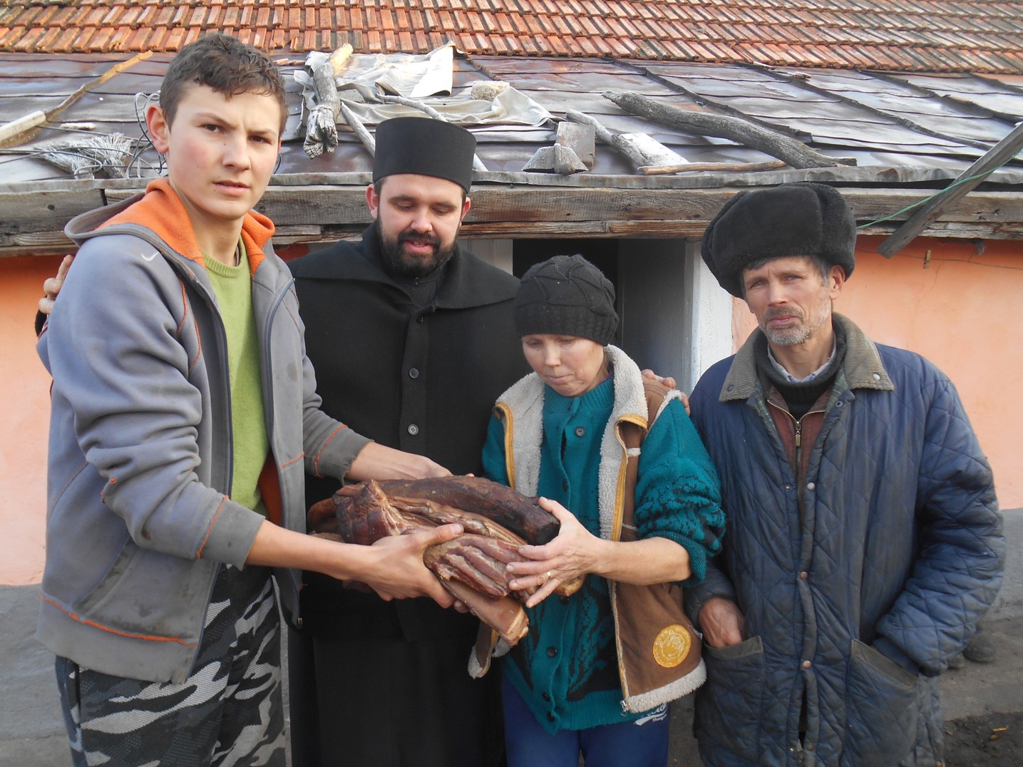 Activități filantropice la parohiile Chișcăreni și Sat Nou: cadouri, alimente, lemne, rechizite și multă dragoste