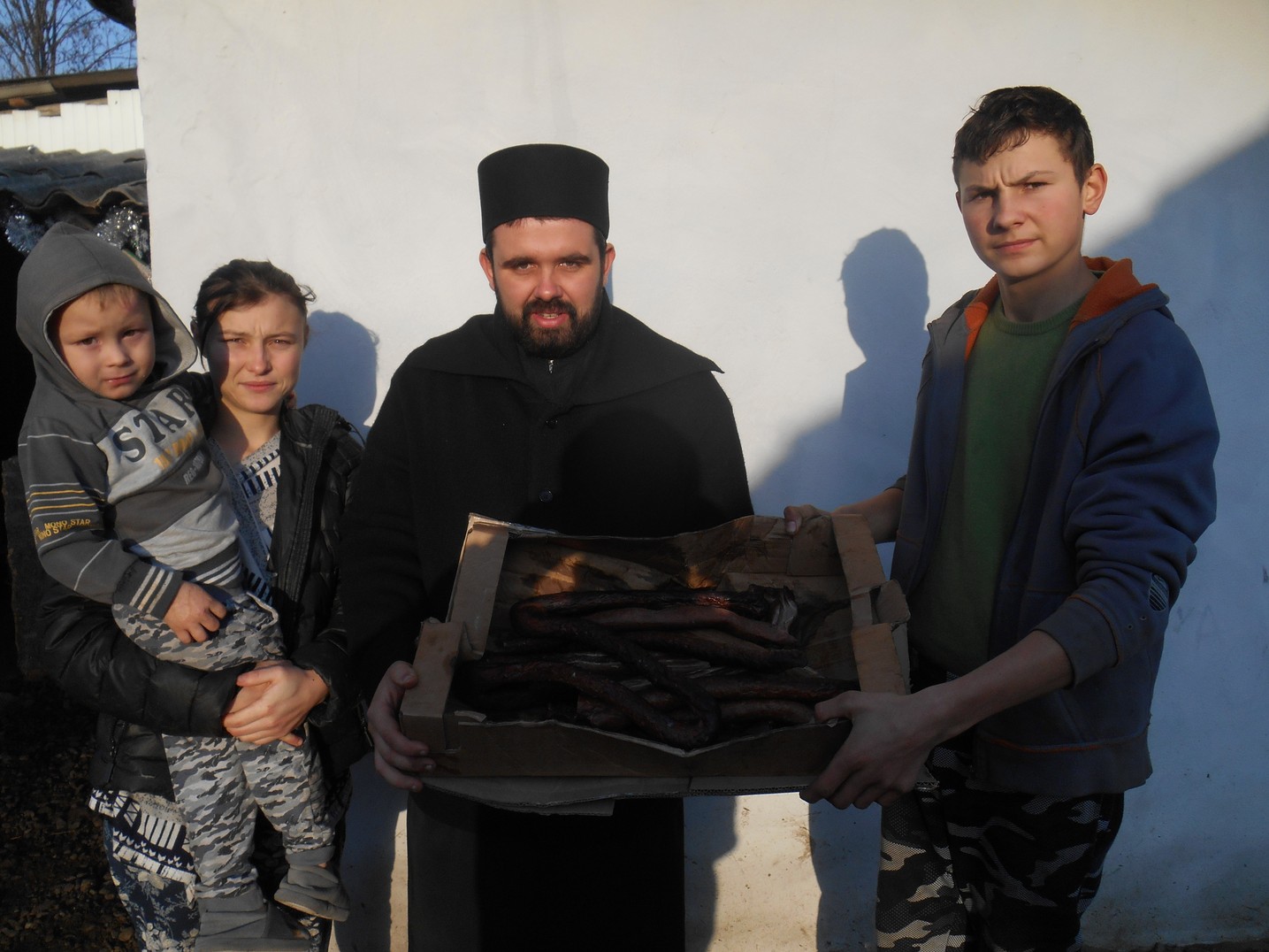 Activități filantropice la parohiile Chișcăreni și Sat Nou: cadouri, alimente, lemne, rechizite și multă dragoste