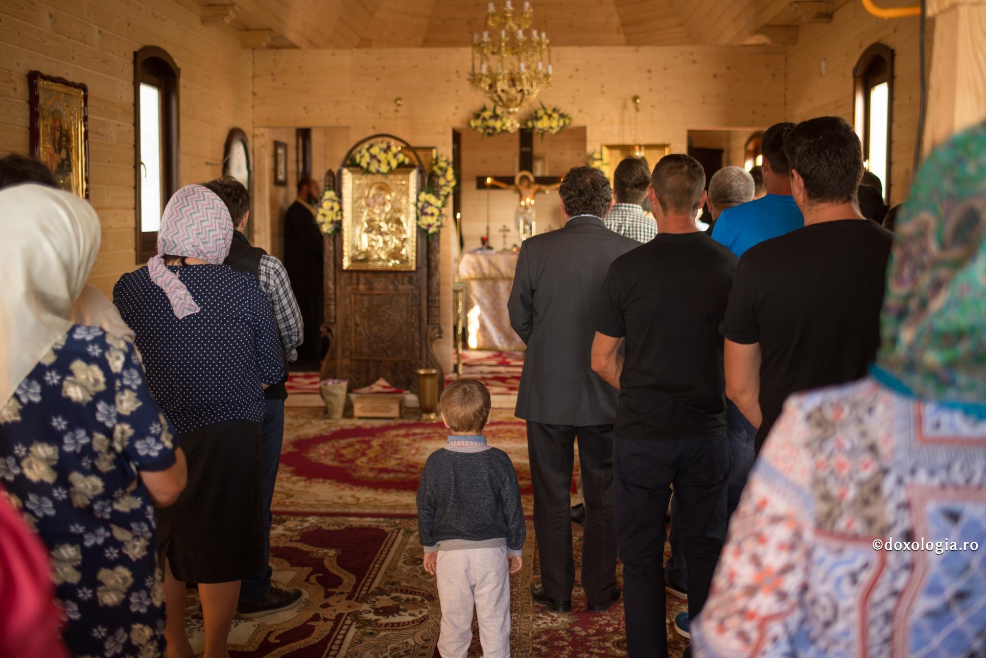 Împărăția Cerului nu-i nici mâncare, nici băutură / Foto: Adrian Sârbu credincioși participând la Sfânta Liturghie