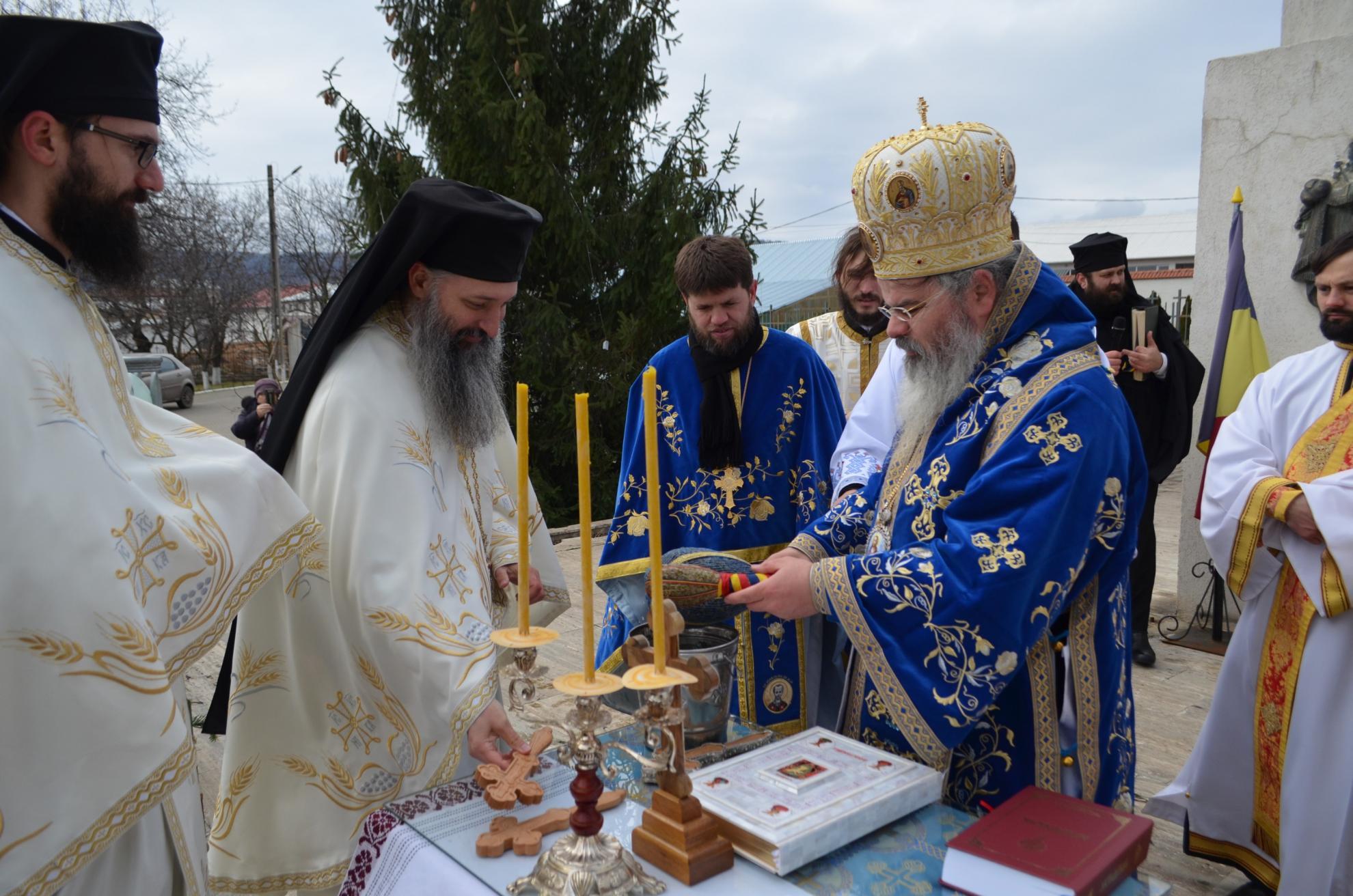 Liturghii arhiereşti de Bobotează la Roman şi la Huşi