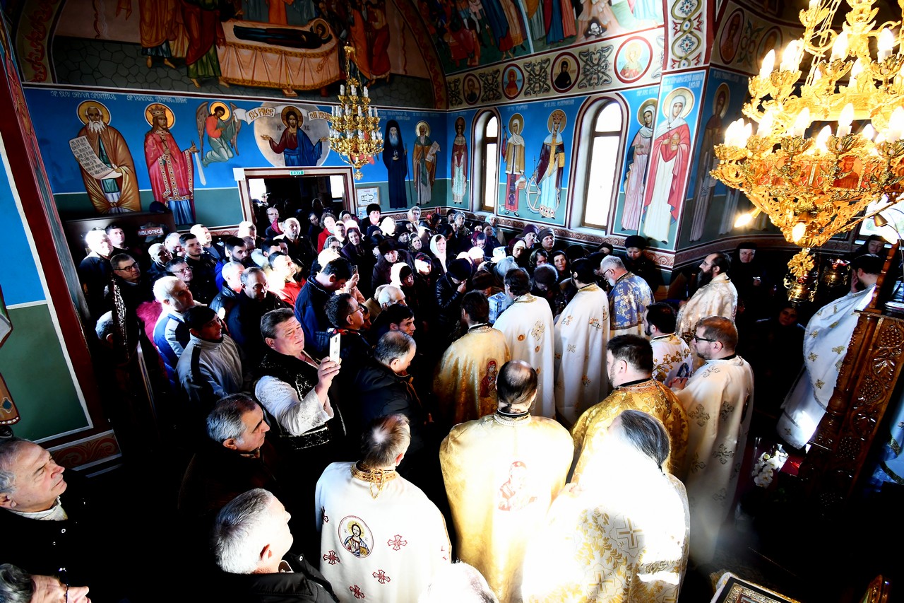 Ocrotitorii Mănăstirii Broşteni-Drăguşeni, sărbătoriţi cu evlavie de pelerini