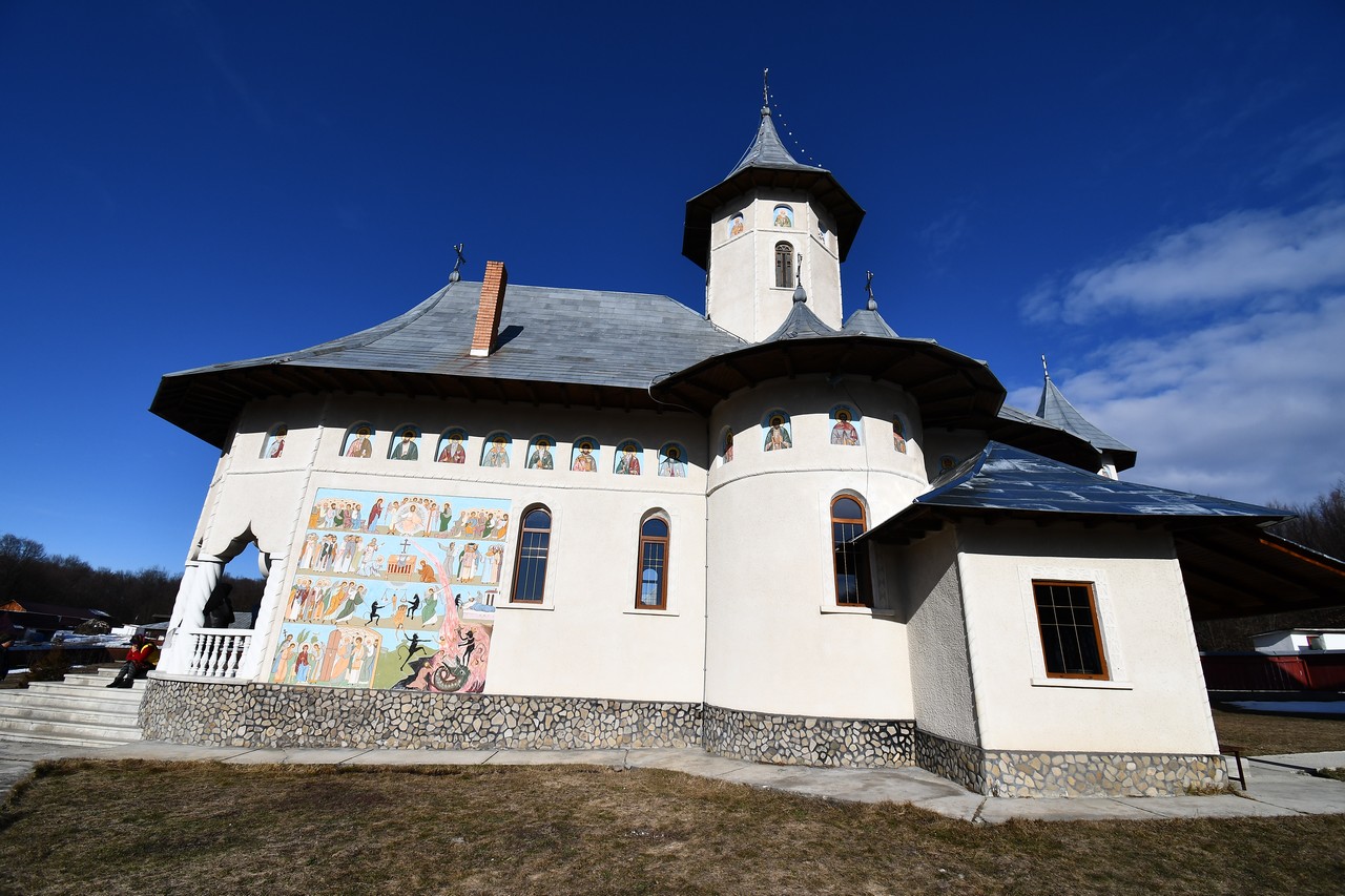 Ocrotitorii Mănăstirii Broşteni-Drăguşeni, sărbătoriţi cu evlavie de pelerini