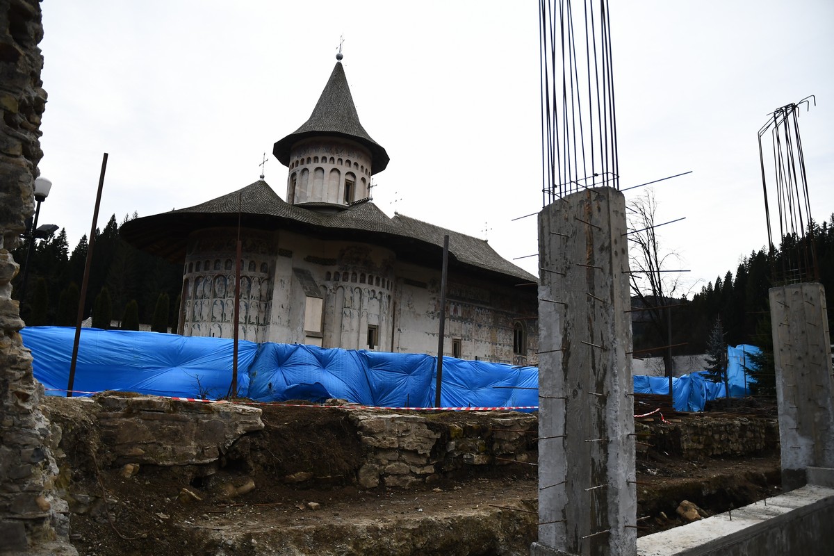 Lucrări de construcţie la zidul de incintă al Mănăstirii Voroneţ