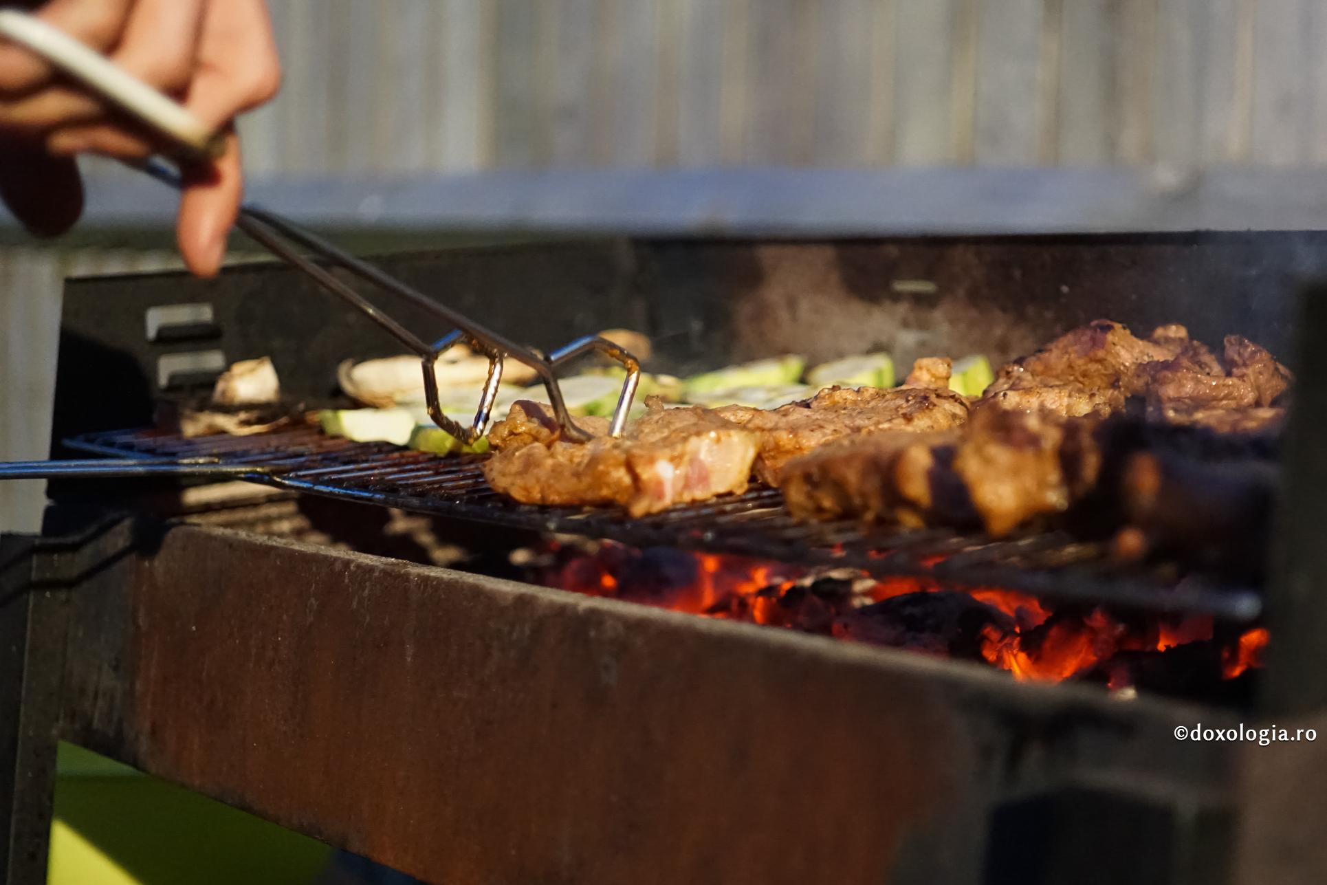 „Carne nu putem mânca, dar pe oameni, da!” / Foto: Oana Nechifor grătar