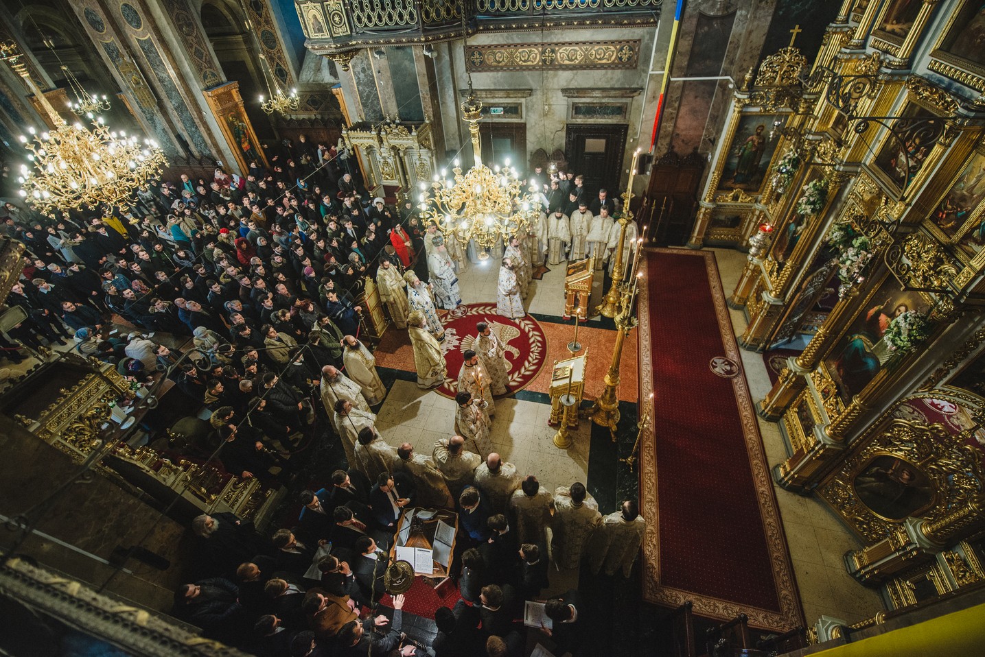 (Foto) Studenții teologi și elevii seminariști ieșeni și-au sărbătorit împreună Sfinții ocrotitori, prin Liturghie arhierească