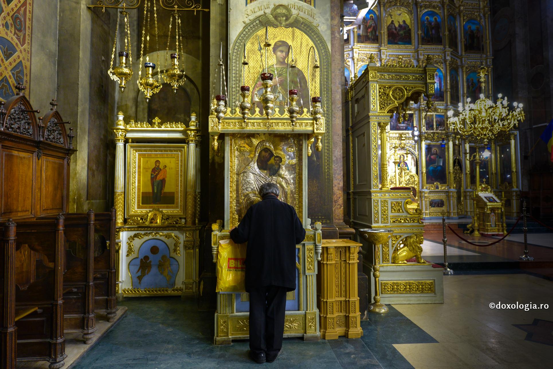 Dulceața unei vieți trăite în Domnul / Foto: Oana Nechifor bărbat în fața icoanei Maicii Domnului