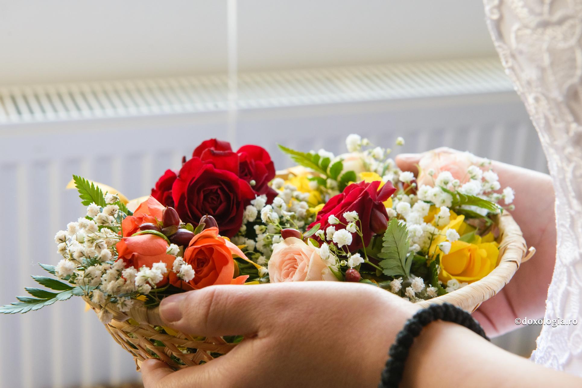 Mai poți să-ți păstrezi curăția astăzi? / Foto: Oana Nechifor coș cu flori