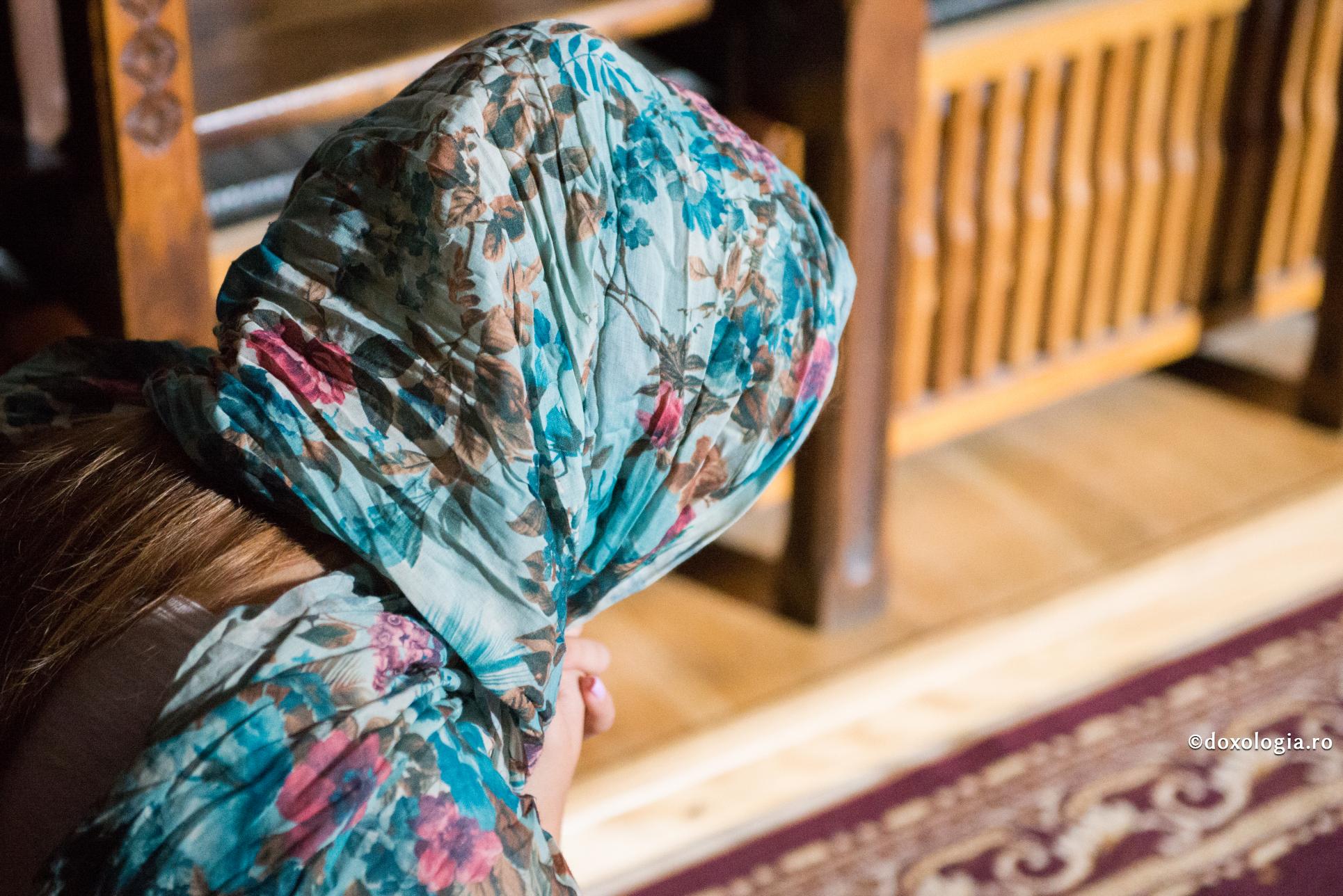 femeie cu capul acoperit