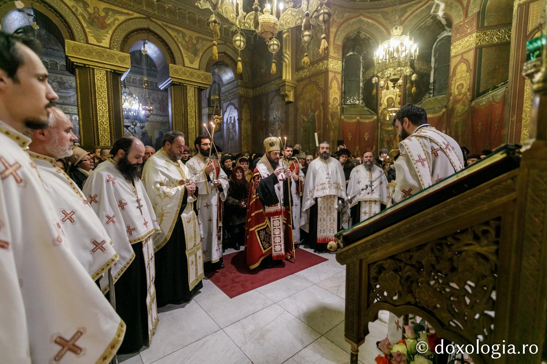 (Foto) Priveghere la hramul Mănăstirii Sfinții Trei Ierarhi din Iași 2020