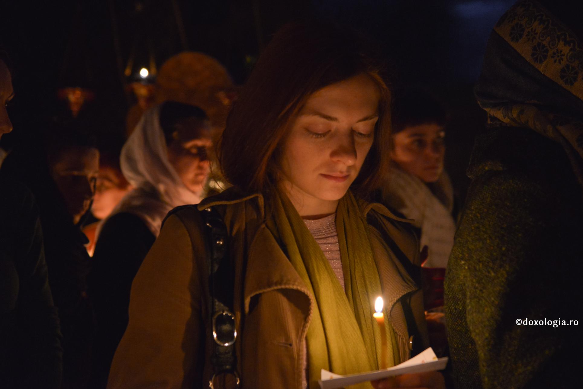 Rugăciunea este adevărata noastră viață / Foto: Oana Nechifor tânără cu lumânare aprinsă în mână