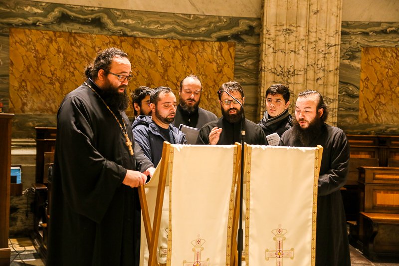 Rugăciune la ceas de seară, în Basilica „San Paolo Fuori le Mura” din Roma
