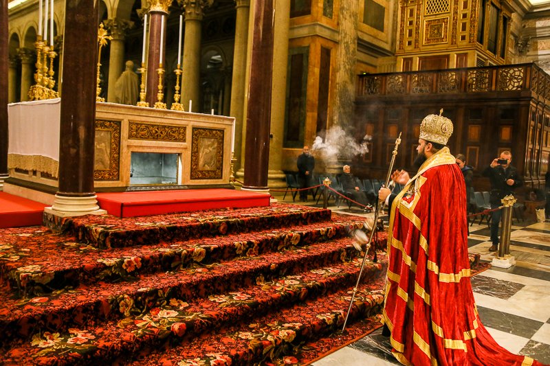 Rugăciune la ceas de seară, în Basilica „San Paolo Fuori le Mura” din Roma