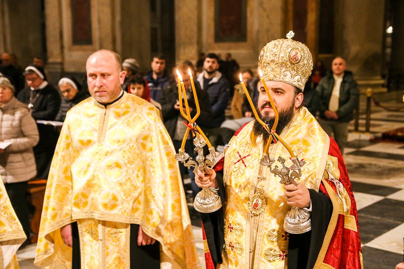 Rugăciune la ceas de seară, în Basilica „San Paolo Fuori le Mura” din Roma