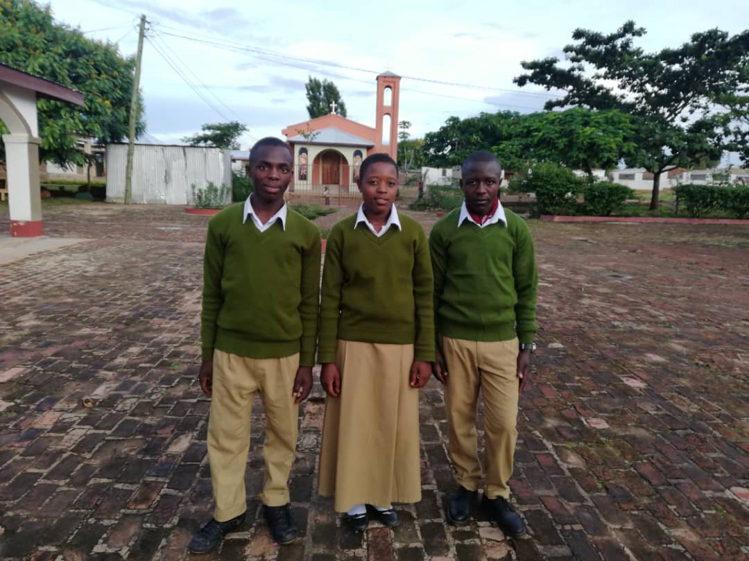 Steven, Anastasia și Augustino – orfani care primesc în dar dreptul la educație