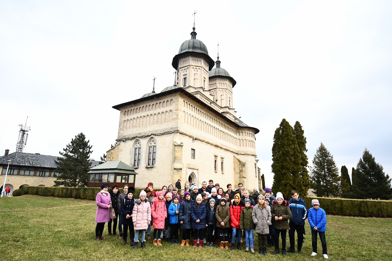 Bucurie prin pelerinaj pentru şcolarii din Andrieşeni