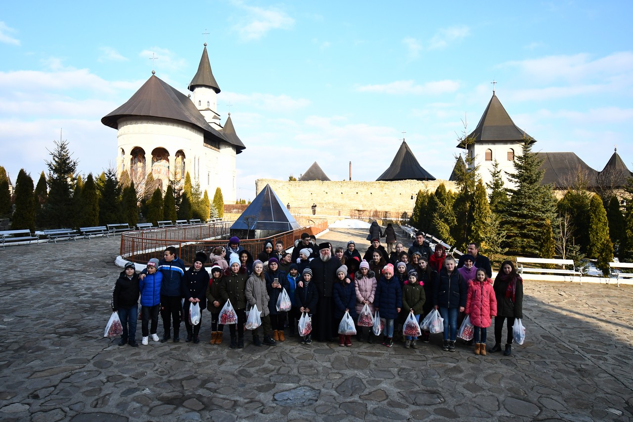 Bucurie prin pelerinaj pentru şcolarii din Andrieşeni