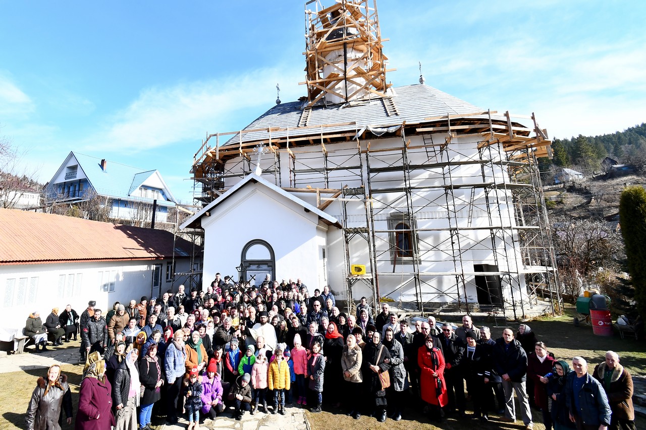 Crucea de pe turla bisericii din Buhalniţa a fost sfinţită