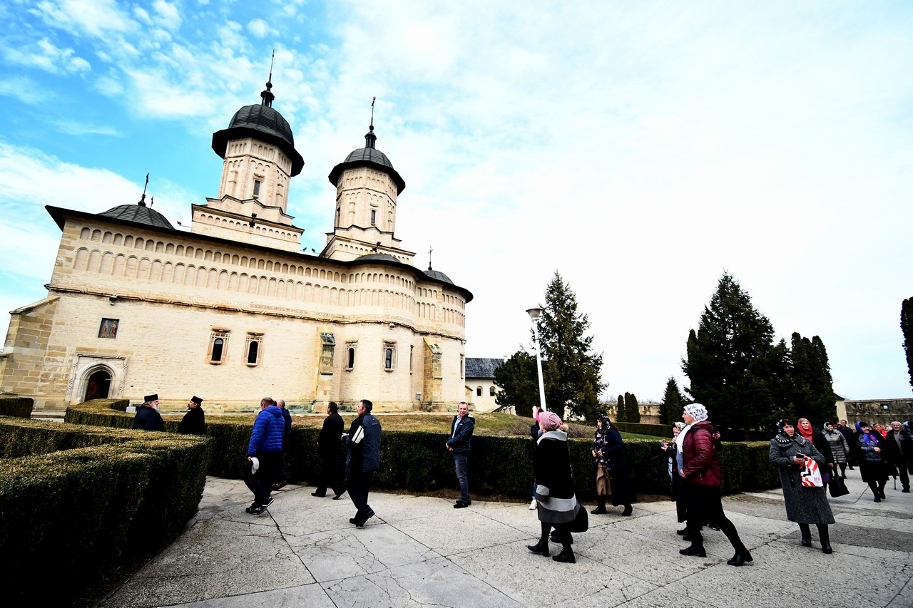 Români din Basarabia, în pelerinaj la câteva biserici moldave