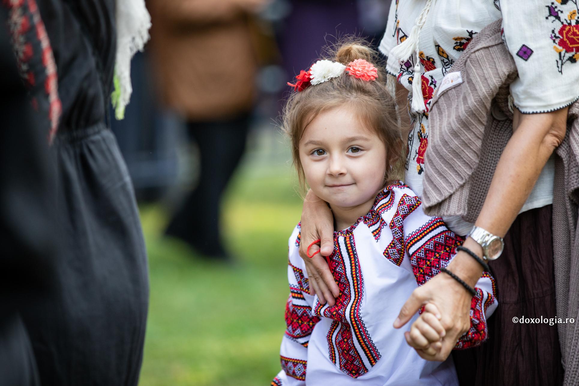 Copiii nu trebuie forțați, ci atrași către credință / Foto: Oana Nechifor fetiță purtând ie
