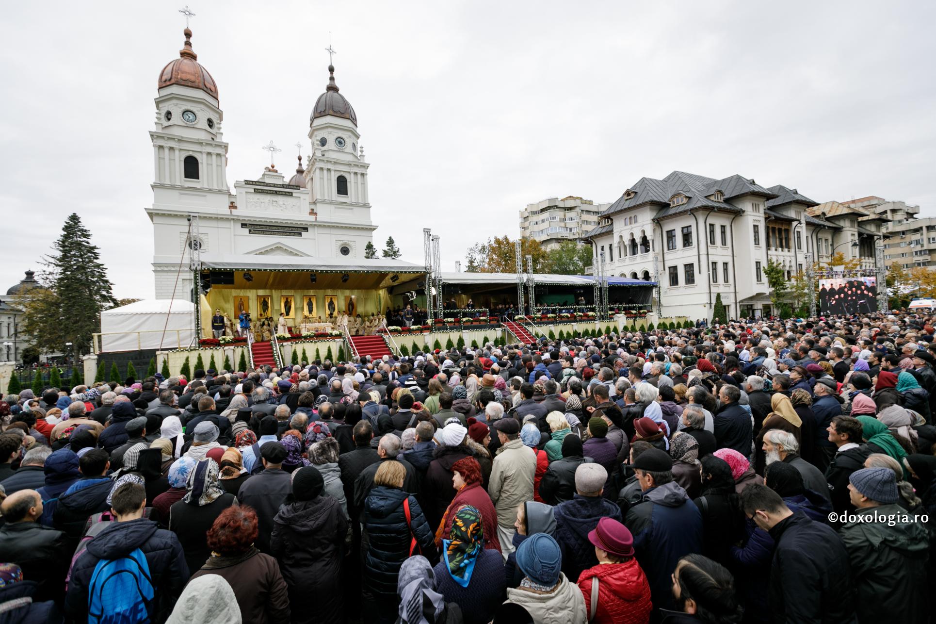 credincioși participând la Sfânta Liturghie