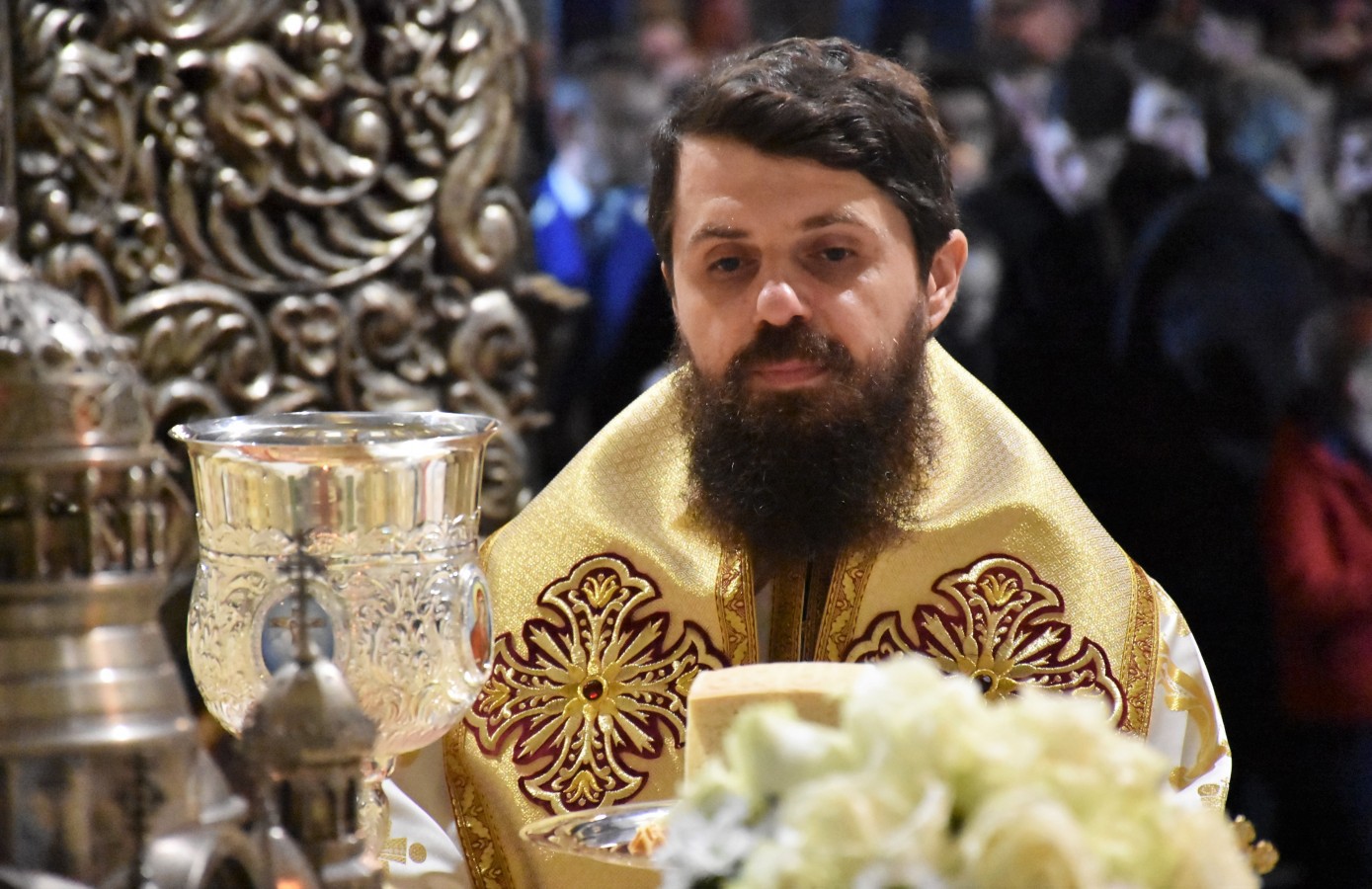 Foto: radiorenasterea.ro Noul episcop-vicar al Arhiepiscopiei Clujului, hirotonit în prezența a mii de credincioși