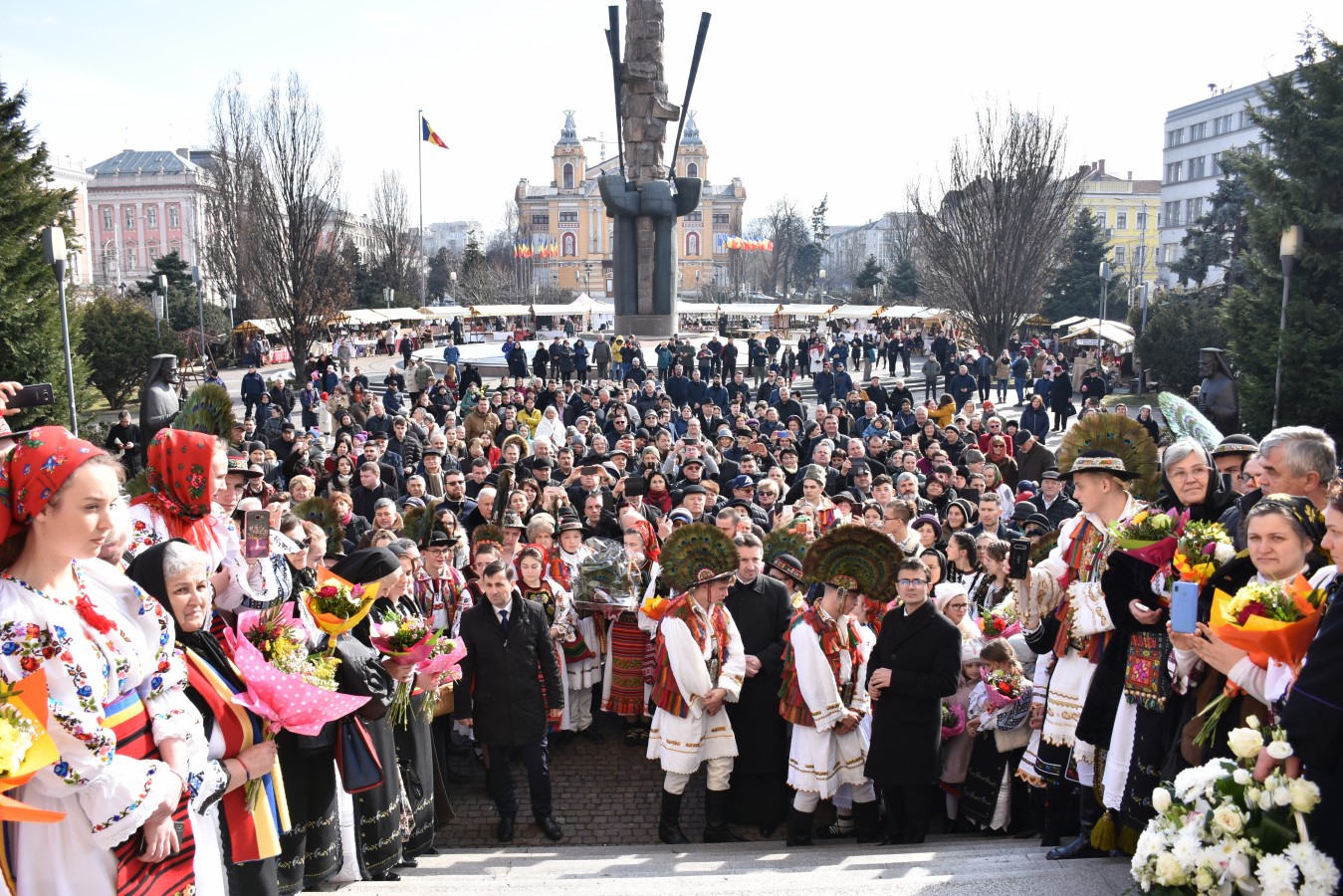 Foto: radiorenasterea.ro Noul episcop-vicar al Arhiepiscopiei Clujului, hirotonit în prezența a mii de credincioși