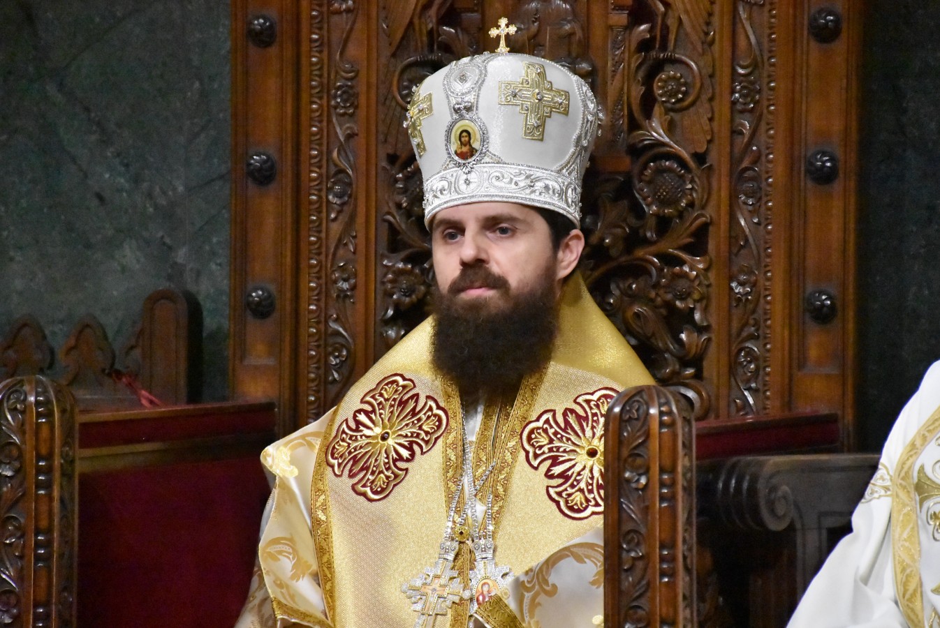 Foto: radiorenasterea.ro Noul episcop-vicar al Arhiepiscopiei Clujului, hirotonit în prezența a mii de credincioși