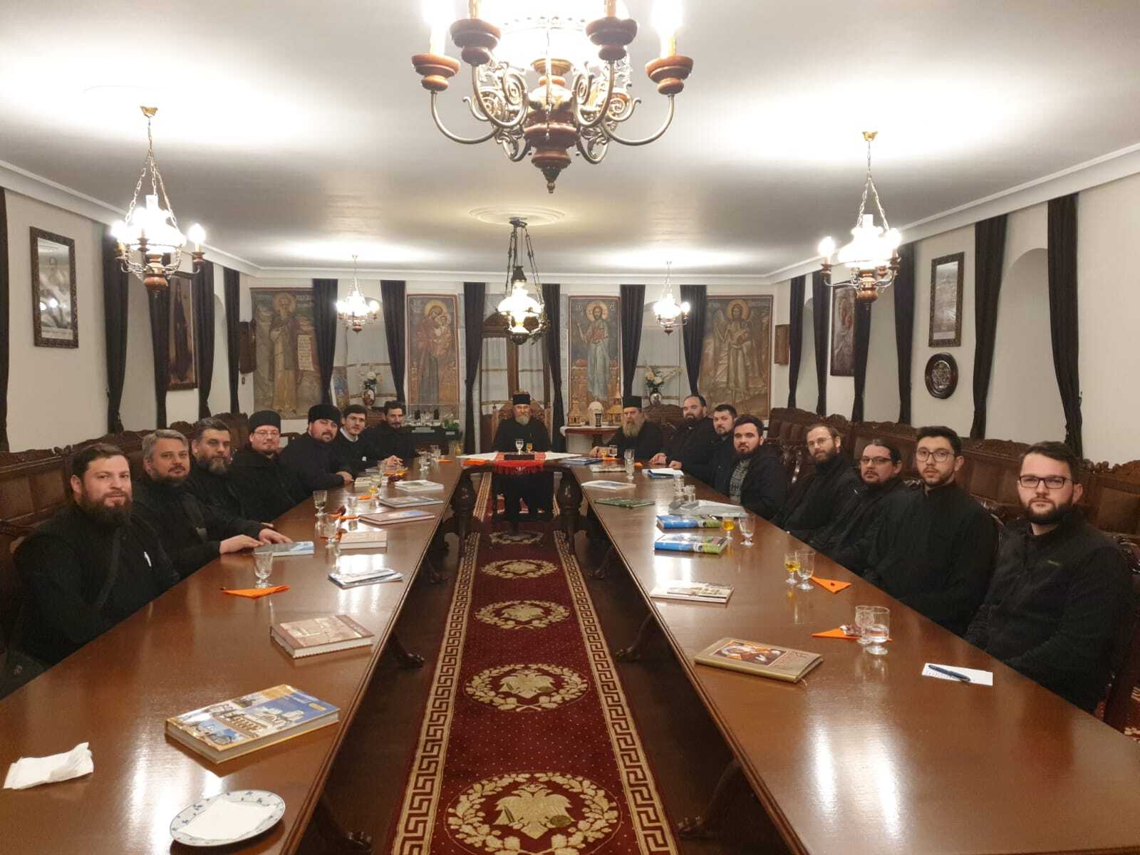 În vizită la Schitul românesc Prodromul Responsabilii de tineret ai Arhiepiscopiei Iașilor, în Sfântul Munte Athos