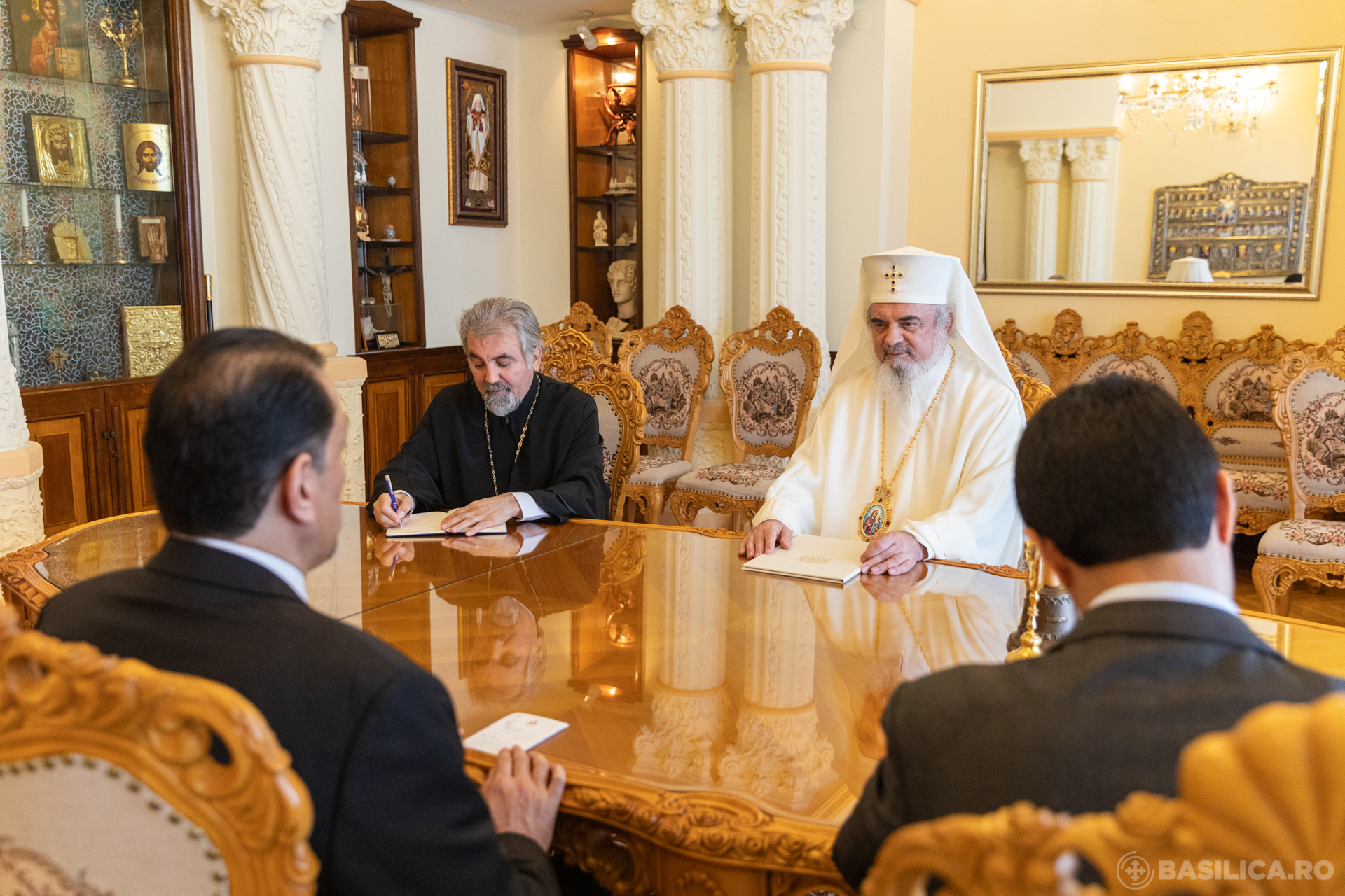 Foto: Raluca Ene / basilica.ro Noul ambasador al Regatului Hașemit al Iordaniei la Bucureşti, în vizită de prezentare la Patriarhia Română
