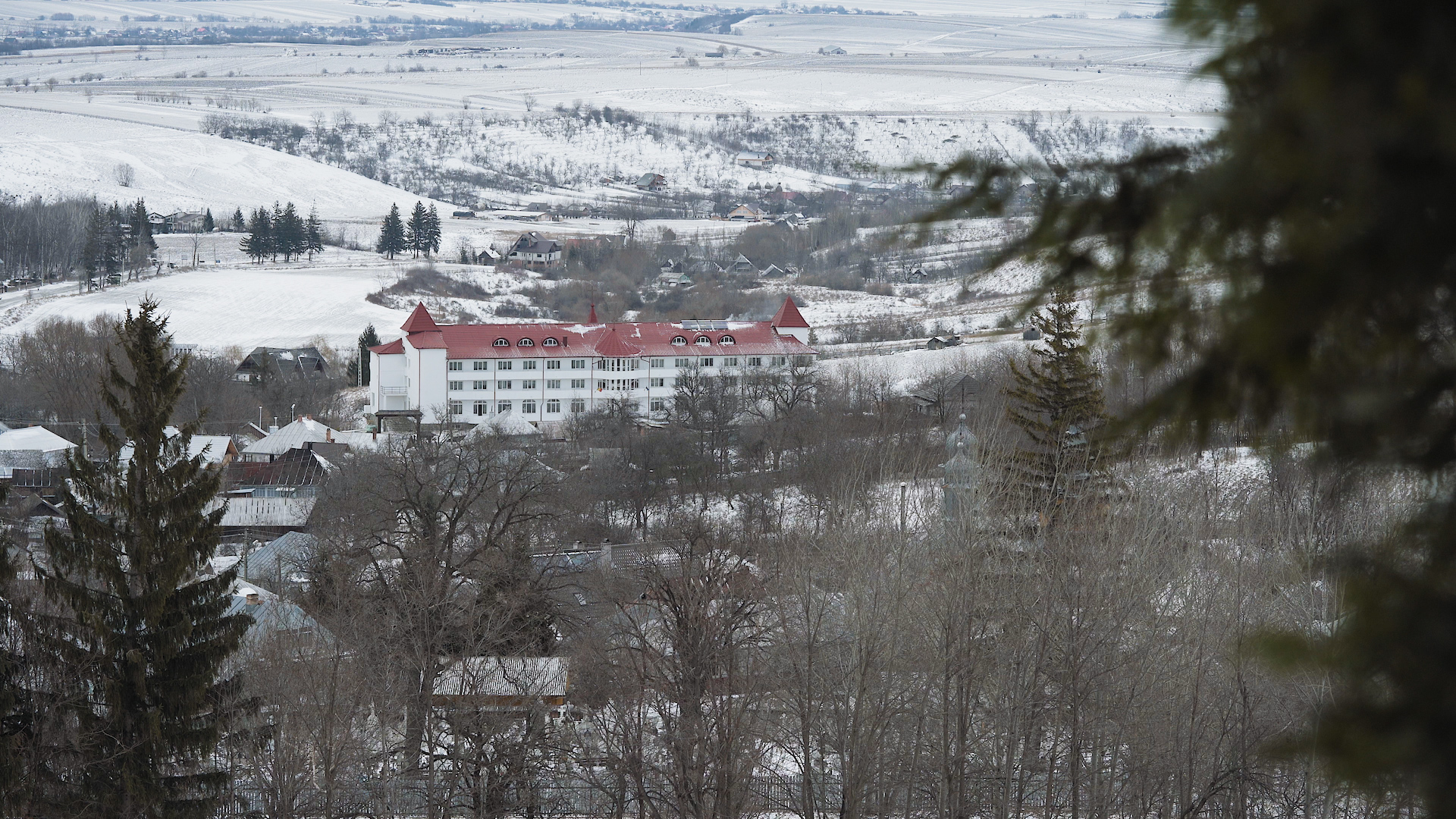 (Video) Încă 35 de bunici mai pot veni la Centrul rezidențial pentru persoane vârstnice „Cuvioasa Nazaria” de la Văratec