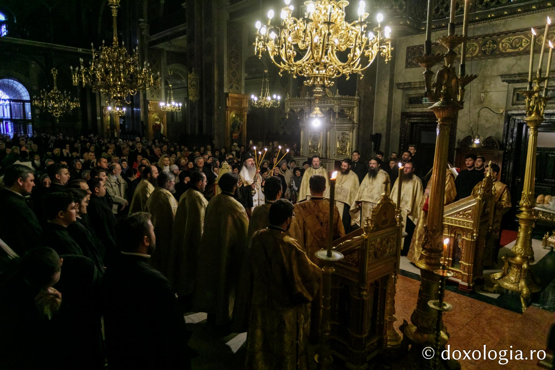 (Foto) Priveghere la praznicul Întâmpinării Domnului, la Catedrala Mitropolitană din Iași 2020