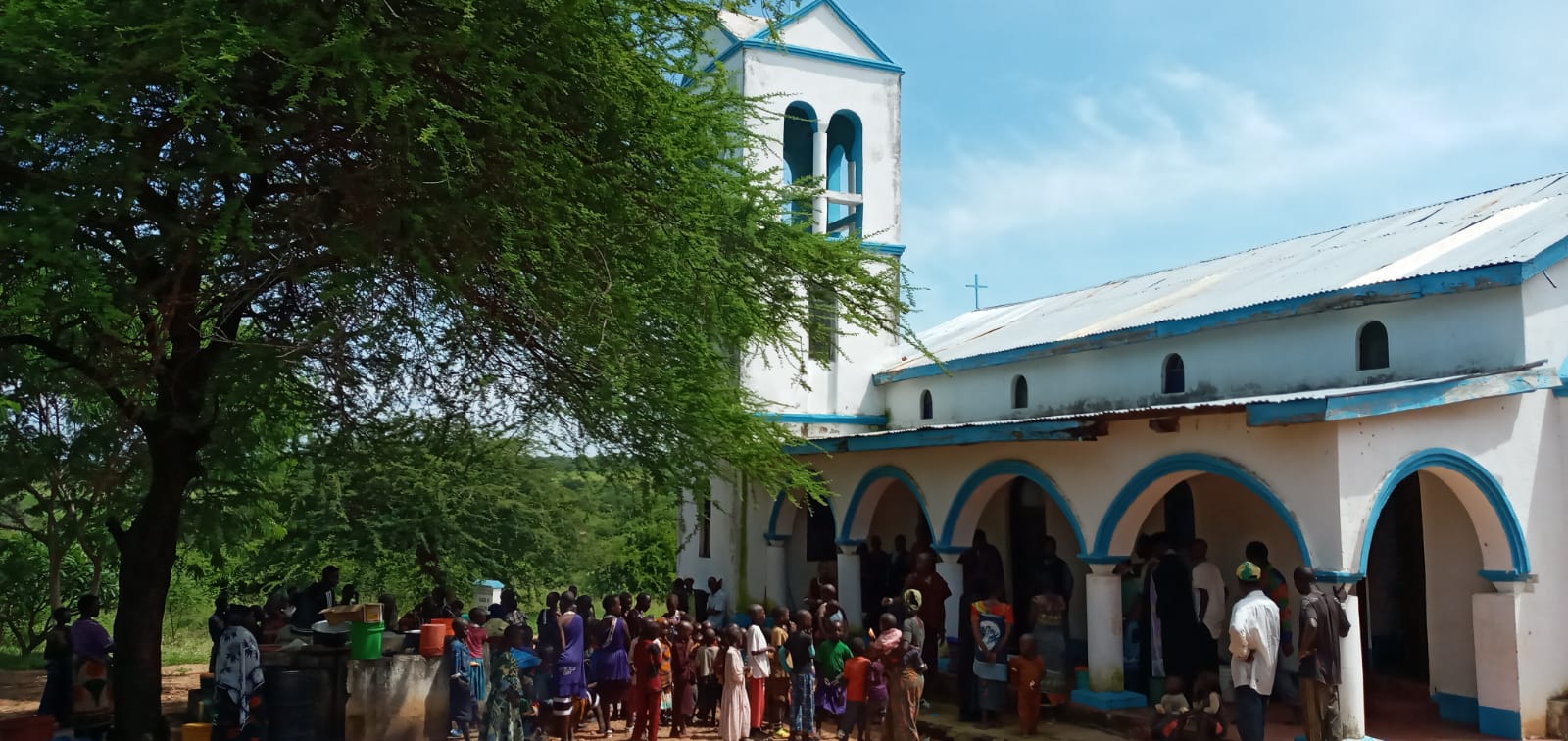 Răspunsuri liturgice la Parohia Ipwasi în trei limbi: swahili, greacă și română