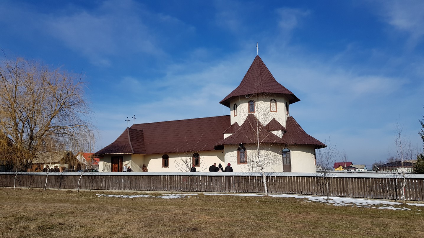 IPS Arhiepiscop Pimen, la Mitocu Dragomirnei: „Cuvintele de învățătură ale mamei și ale tatălui se înrădăcinează în sufletele copiilor”